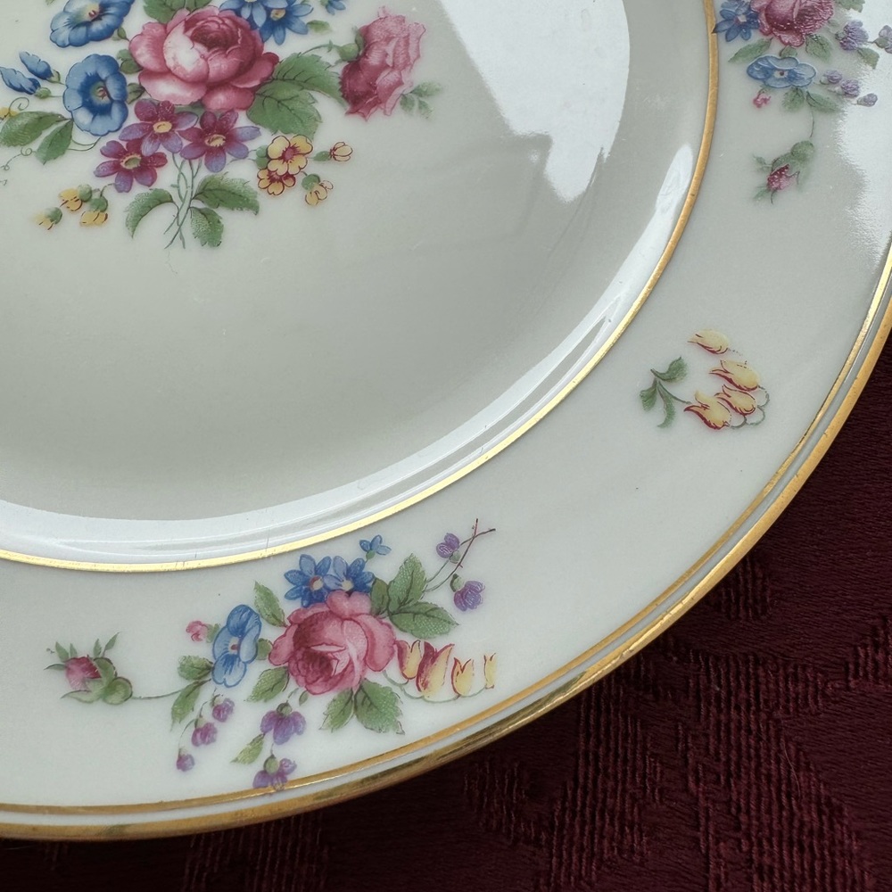 Queen’s Rose Salad Plates - Picture 4 of 7